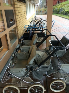 Barnvagnar utanför en förskola